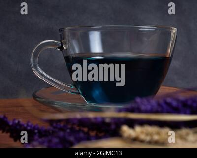 Une tasse de thé bleu à base de fleurs de pois à papillons ou de Clitoria Ternatea Banque D'Images