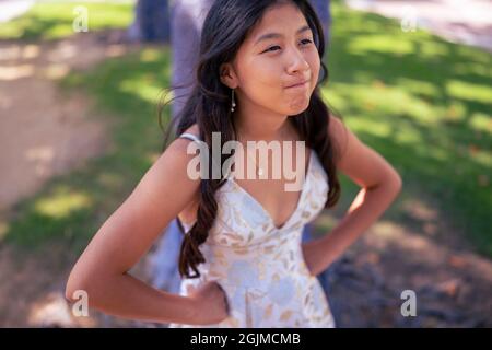 Jeune fille asiatique en admirant les arbres bleus peints Banque D'Images