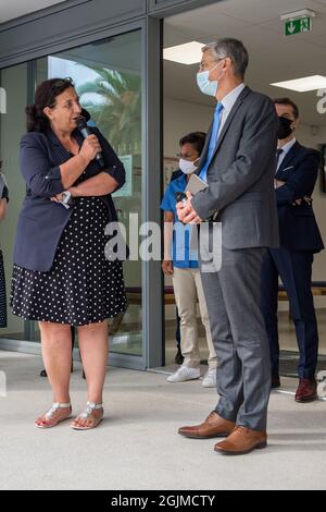 Toulon, France. 10 septembre 2021. Frédérique Vidal vu lors de son discours avec Xavier Leroux (Président de l'Université).Frédérique Vidal, Ministre de l'enseignement supérieur, de la recherche et de l'innovation, a visité l'Université de Toulon pour superviser le début de l'année académique. Après l'année 2021, la majorité des étudiants ont vécu dans des études distantes, le bon taux de vaccination des jeunes de 18/24 ans permet un retour à 100% dans la prémédia. Crédit : SOPA Images Limited/Alamy Live News Banque D'Images