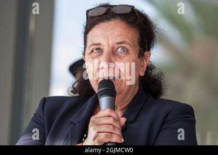 Toulon, France. 10 septembre 2021. Frédérique Vidal vu avec un microphone prononcer un discours à l'Université.Frédérique Vidal, Ministre de l'enseignement supérieur, de la recherche et de l'innovation, a visité l'Université de Toulon pour superviser le début de l'année académique. Après l'année 2021, la majorité des étudiants ont vécu dans des études distantes, le bon taux de vaccination des jeunes de 18/24 ans permet un retour à 100% dans la prémédia. Crédit : SOPA Images Limited/Alamy Live News Banque D'Images