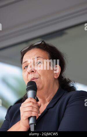 Toulon, France. 10 septembre 2021. Frédérique Vidal vu avec un microphone prononcer un discours à l'Université.Frédérique Vidal, Ministre de l'enseignement supérieur, de la recherche et de l'innovation, a visité l'Université de Toulon pour superviser le début de l'année académique. Après l'année 2021, la majorité des étudiants ont vécu dans des études distantes, le bon taux de vaccination des jeunes de 18/24 ans permet un retour à 100% dans la prémédia. Crédit : SOPA Images Limited/Alamy Live News Banque D'Images