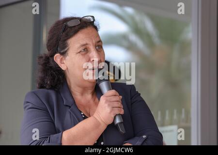 Toulon, France. 10 septembre 2021. Frédérique Vidal vu avec un microphone prononcer un discours à l'Université.Frédérique Vidal, Ministre de l'enseignement supérieur, de la recherche et de l'innovation, a visité l'Université de Toulon pour superviser le début de l'année académique. Après l'année 2021, la majorité des étudiants ont vécu dans des études distantes, le bon taux de vaccination des jeunes de 18/24 ans permet un retour à 100% dans la prémédia. Crédit : SOPA Images Limited/Alamy Live News Banque D'Images