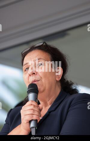 Toulon, France. 10 septembre 2021. Frédérique Vidal vu avec un microphone prononcer un discours à l'Université.Frédérique Vidal, Ministre de l'enseignement supérieur, de la recherche et de l'innovation, a visité l'Université de Toulon pour superviser le début de l'année académique. Après l'année 2021, la majorité des étudiants ont vécu dans des études distantes, le bon taux de vaccination des jeunes de 18/24 ans permet un retour à 100% dans la prémédia. (Photo de Laurent Coust/SOPA Images/Sipa USA) crédit: SIPA USA/Alay Live News Banque D'Images