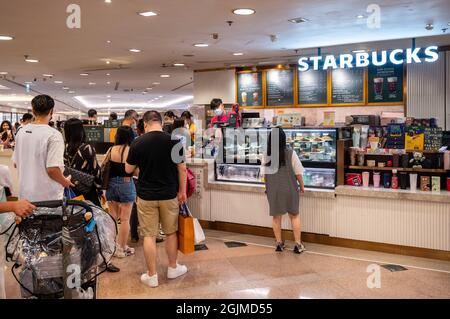 Hong Kong, Chine. 07e août 2021. Les clients font la queue dans la chaîne multinationale américaine Starbucks Coffee Store à Hong Kong. Crédit : SOPA Images Limited/Alamy Live News Banque D'Images