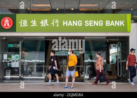 Hong Kong, Chine. 10 septembre 2021. On voit des piétons passer devant une succursale de Hang Seng Bank à Hong Kong. (Photo de Budrul Chukrut/SOPA Images/Sipa USA) crédit: SIPA USA/Alay Live News Banque D'Images