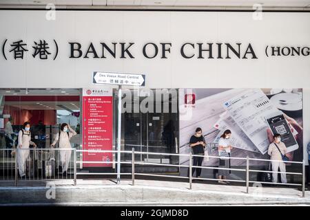 Hong Kong, Chine. 10 septembre 2021. Des piétons marchent devant la filiale de la Banque de Chine, la société bancaire commerciale d'État chinoise à Hong Kong. (Photo de Budrul Chukrut/SOPA Images/Sipa USA) crédit: SIPA USA/Alay Live News Banque D'Images