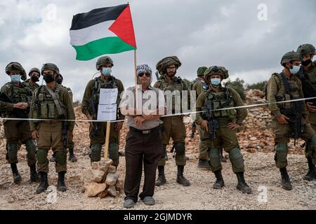 Salfit, Palestine. 10 septembre 2021. Des Palestiniens du village de Salfit protestent devant des soldats blindés israéliens contre le pillage de leurs terres par un nouvel avant-poste juif en Cisjordanie. Alors que les locaux ont des actes de terre prouvant leur propriété sur terre - les FDI empêchent leur accès au sol tout en protégeant l'avant-poste juif. Salfit, Israël / Palestine, le 11 septembre 2021. (Photo de Matan Golan/Alay Live News) crédit: Matan Golan/Alay Live News Banque D'Images