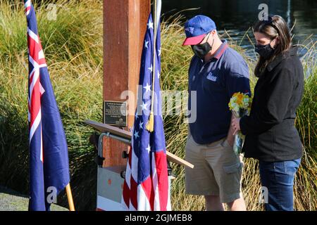 Christchurch, Nouvelle-Zélande. 11 septembre 2021. Les gens se font un hommage au mémorial des pompiers de Christchurch à l'occasion du 20e anniversaire des attaques du World Trade Center. La Nouvelle-Zélande commémore le 20e anniversaire des attaques du Centre mondial du commerce. Il y a 20 ans aujourd'hui, des terroristes ont fait voler des avions de ligne commerciaux vers le World Trade Center, également connu sous le nom de tours jumelles. La Nouvelle-Zélande a été douée de quelques épaves du World Trade Center par la ville de New York, qui a été faite en un mémorial des pompiers qui se tient à Christchurch. Crédit : SOPA Images Limited/Alamy Live News Banque D'Images