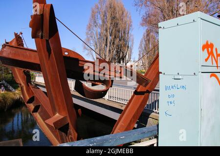 L'épave des attaques du World Trade Center se trouve derrière un boîtier de contrôle des feux de circulation. Les écrits sur la boîte ont lu 'Muslims a fait ça', avec une flèche pointant vers la sculpture faite à partir de l'épave. La Nouvelle-Zélande commémore le 20e anniversaire des attaques du Centre mondial du commerce. Il y a 20 ans aujourd'hui, des terroristes ont fait voler des avions de ligne commerciaux vers le World Trade Center, également connu sous le nom de tours jumelles. La Nouvelle-Zélande a été douée de quelques épaves du World Trade Center par la ville de New York, qui a été faite en un mémorial des pompiers qui se tient à Christchurch. Banque D'Images