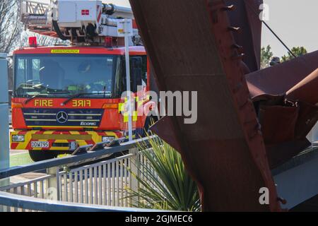 Un camion d'échelle de NZ Fireservice est stationné à côté du mémorial des pompiers avant le 20e anniversaire des attaques du World Trade Center. La Nouvelle-Zélande commémore le 20e anniversaire des attaques du Centre mondial du commerce. Il y a 20 ans aujourd'hui, des terroristes ont fait voler des avions de ligne commerciaux vers le World Trade Center, également connu sous le nom de tours jumelles. La Nouvelle-Zélande a été douée de quelques épaves du World Trade Center par la ville de New York, qui a été faite en un mémorial des pompiers qui se tient à Christchurch. (Photo par Adam Bradley/SOPA Images/Sipa USA) Banque D'Images