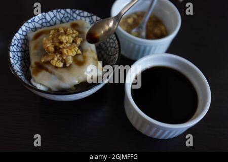 Rouleaux de nouilles de riz vapeur chinois et pousse de bambou Banque D'Images