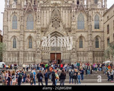 Locaux et touristes en face de la cathédrale de Santa Eulalia dans le quartier gothique - Barcelone, Catalogne, Espagne Banque D'Images