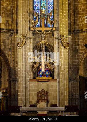 Le haut autel et crucifix dans la cathédrale de Santa Eulalia - Barcelone, Catalogne, Espagne Banque D'Images