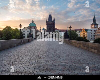 Pont Charles ou Karluv la plupart à Prague vide à Sunrise un matin d'été Banque D'Images