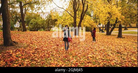 Vyborg, Russie - 6 octobre 2016. Les gens apprécient le parc d'automne de Vyborg, Russie. Vyborg se trouve à 174 km au nord-ouest de Saint-Pétersbourg et à seulement 30 km de la Finlande Banque D'Images