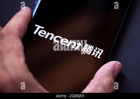 Tencent Holdings Ltd. Est une société chinoise de portefeuille de conglomérat technologique multinational.Un smartphone avec le logo Tencent dans la main. Banque D'Images