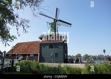 Le moulin à vent aux épices élevées appelé de Huisman à l'entrepôt de Haan au Zaanse Schans, un musée néerlandais en plein air. Zaanstad, pays-Bas, septembre Banque D'Images