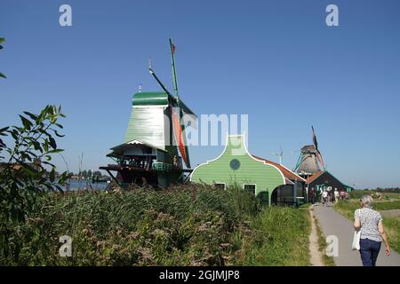 Le moulin à vent de Gekroonde Poelenburg a été vu au bord de la rivière de Zaan, au Zaanse Schans, un musée hollandais en plein air. Été Zaanstad, pays-Bas, septembre Banque D'Images