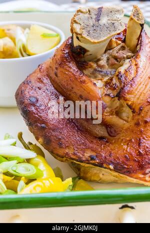 Viande traditionnelle de porc rôtie tchèque servie avec des pommes de terre, des herbes et des légumes Banque D'Images