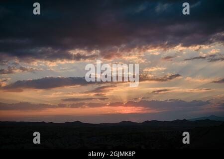 Point de coucher de soleil à Urgup, Göreme avec juste avant le soleil s'éloigne dans la vallée de la rose coucher de soleil (kizilvadi) et ciel et nuages dramatiques. Banque D'Images