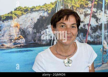 Cannes, France. 09e septembre 2021. Annick Girardin est vu devant le papier peint d'une calanque lors de sa visite au festival.Annick Girardin (ministre de la mer) a inauguré et visité le Festival de Yachting de Cannes. Annulé en 2020 en raison de la pandémie du coronavirus, il s'agit du plus grand salon nautique d'Europe. Plus de 560 nouveaux bateaux seront exposés, dont près de 150 seront des premières mondiales. Pour la première fois, un cours « vert » est mis en place suite à l'obligation de réserver 1% des places portuaires pour les bateaux électriques dans les ports français. Crédit : SOPA Images Limited/Alamy Live News Banque D'Images