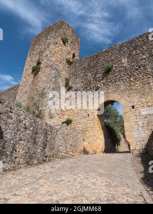 Porte d'accès arrière et murs extérieurs du village médiéval de Monteriggioni à Sienne, Toscane - Italie. Banque D'Images