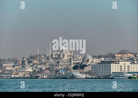 Place eminonu d'Istanbul et port avec mosquée suleymaniye et intérieur transport en ferry à istanbul bosporus et pont de galata Banque D'Images