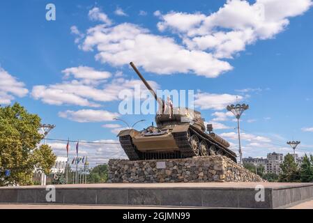 Tiraspol, Moldova 06.09.2021. Monument à tank à Tiraspol, Transnistrie ou Moldavie, par une belle journée d'été Banque D'Images