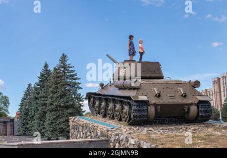 Tiraspol, Moldova 06.09.2021. Monument à tank à Tiraspol, Transnistrie ou Moldavie, par une belle journée d'été Banque D'Images