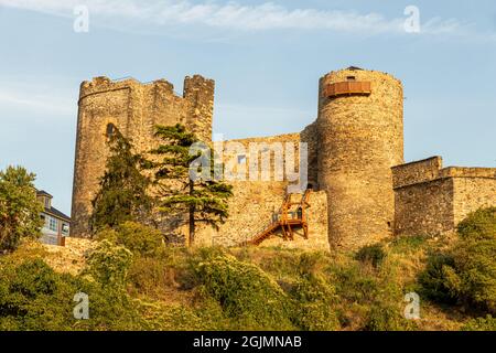 Ponferrada, Espagne. Vue sur le Castillo de los Templarios (château des Templiers), depuis l'Avenida del Sil Banque D'Images