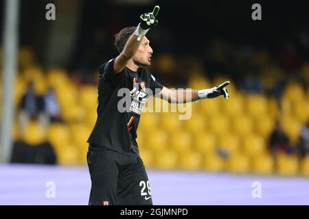 Le gardien de but italien de Benevento, Paleari Alberto, contrôle la balle lors du match de football de la série B entre Benevento et Lecce au stade Ciro Vigorto, à Benevento, en Italie, le 10 septembre 2021 Banque D'Images