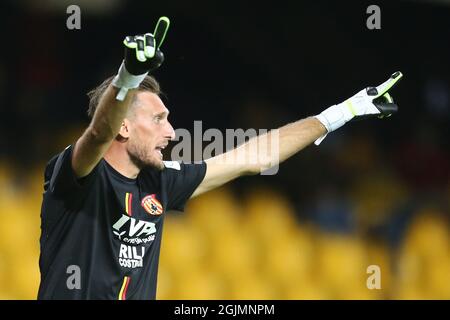 Le gardien de but italien de Benevento, Paleari Alberto, contrôle la balle lors du match de football de la série B entre Benevento et Lecce au stade Ciro Vigorto, à Benevento, en Italie, le 10 septembre 2021 Banque D'Images