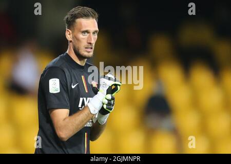 Le gardien de but italien de Benevento, Paleari Alberto, contrôle la balle lors du match de football de la série B entre Benevento et Lecce au stade Ciro Vigorto, à Benevento, en Italie, le 10 septembre 2021 Banque D'Images