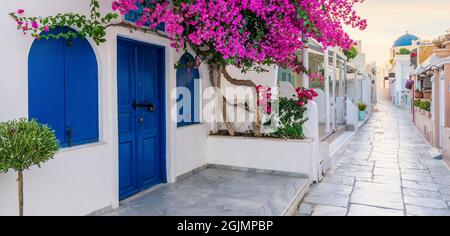 Vue sur la rue Oia dans le mornong, Santorini, Grèce Banque D'Images