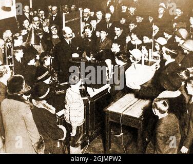 1939 - Sir William Bragg fait une démonstration, à l'Institut Royal. Il a été président de la Royal Society, chargé de cours à l'Université de Manchester etc . Sir William Henry Bragg ( 1862 – 1942) était un physicien anglais, un chimiste, un mathématicien (et un sportif actif) qui partageait le Prix Nobel de physique 1915 avec son fils Lawrence pour leur analyse des structures cristallines à l'aide de rayons X. La paire a donné son nom au minéral Braggggite. Banque D'Images