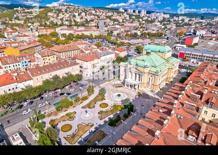 Théâtre national croate de la place Rijeka vue aérienne, fontaine et architecture, baie de Kvarner en Croatie Banque D'Images