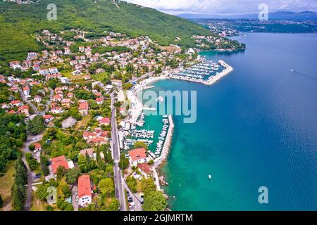 ICICI plage et front de mer à Opatija riviera vue aérienne, golfe de Kvarner de Croatie Banque D'Images