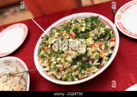 La salade Olivier est un plat traditionnel de salade russe Banque D'Images
