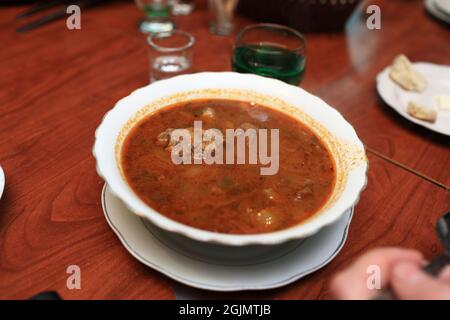 Kharcho est une soupe de boeuf avec du riz et des noix sur la base de tklapi, Géorgie Banque D'Images