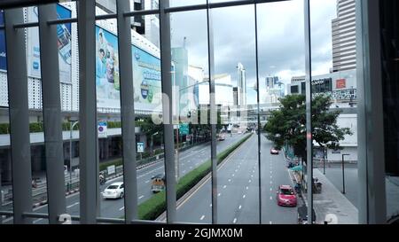 Mahboonkrong aka MBK Shopping Center piéton Skywalk Phayathai Road Bangkok Thaïlande Banque D'Images