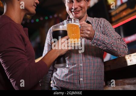 Coupe courte de verres de bière de sexe masculin au pub Banque D'Images