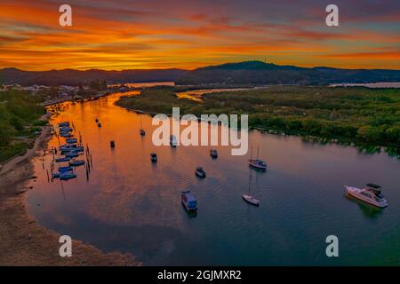 Paysage aquatique coloré au coucher du soleil avec des bateaux à Woy Woy, Nouvelle-Galles du Sud, Australie. Banque D'Images