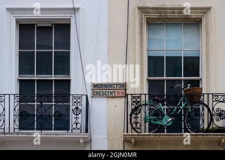 Panneau de la rue Mornington Crescent - Mornington Crescent est une rue en forme de croissant des années 1820 à Camden, Londres - panneau de la rue Mornington Crescent vintage. Banque D'Images