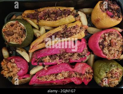 Gemista ou yemista (qui en grec signifie «rempli avec») une recette traditionnelle pour les tomates farcies grecques et d'autres légumes qui sont cuits, jusqu'à ce que ainsi Banque D'Images