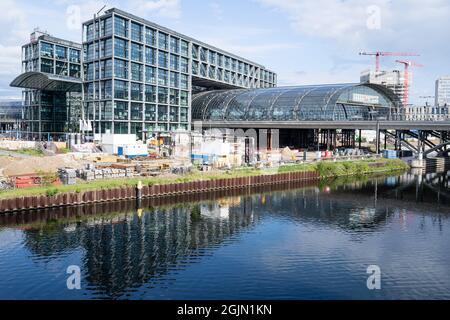 Vue sur la gare centrale de Berlin depuis la rive opposée de la Spree Banque D'Images