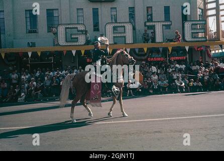 Las Vegas 1959. Une parade passe par le centre-ville de Las Vegas et Fremont Street et les gens sont debout sur les trottoirs. Original KODACHROME. Crédit Roland Palm réf. 6-2-13 Banque D'Images