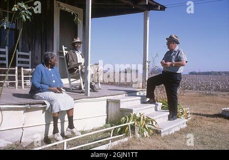 États-Unis Géorgie 1967. Un cotonnier avec deux afro-américains âgés sur le porche à leur maison sur le bord des champs de coton.Kodachrome diapositive originale. Crédit Roland Palm réf. 6-4-14 Banque D'Images