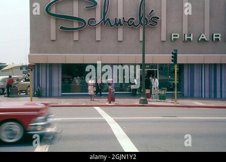 États-Unis Los Angeles 1959. Une scène de rue avec la pharmacie de Schwab sur Sunset Boulevard. Il a ouvert ses portes en 1932 et a fermé ses portes en octobre 1983. C'était un lieu de rencontre populaire pour les acteurs du cinéma et les concessionnaires de l'industrie cinématographique des années 1930 aux années 1950. Original KODACHROME. Crédit Roland Palm réf. 6-9-14 Banque D'Images