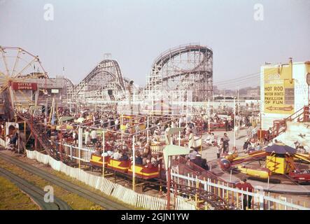 ÉTATS-UNIS 1959. Coney Island, New york. Une vue d'ensemble d'une région avec des manèges et attractions. Le Cyclone de montagnes russes est visible en arrière-plan. Original KODACHROME. Crédit Roland Palm réf. 6-2-8 Banque D'Images