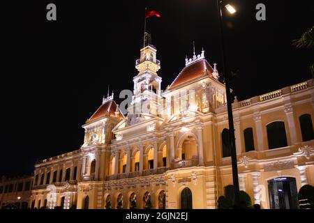 Ho Chi Minh, Vietnam - 5 septembre 2015: Comité des peuples Bâtiment Saigon de nuit, Hôtel de ville de Saigon en architecture coloniale française Banque D'Images